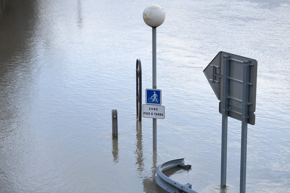 Užlietame Paryžiuje Senos vandens lygis pasiekė piką