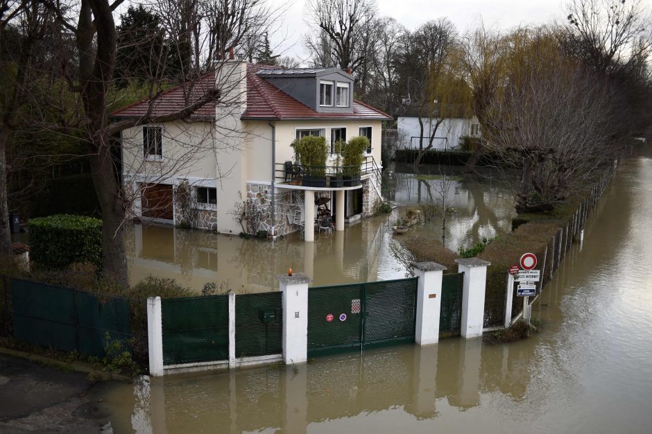 Užlietame Paryžiuje Senos vandens lygis pasiekė piką