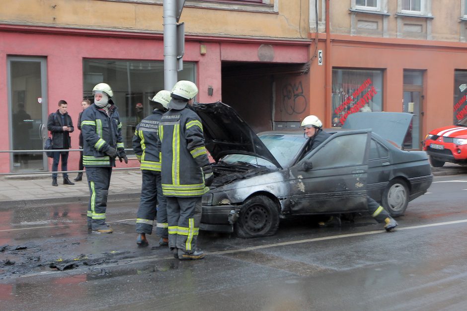 Miesto centre užsiliepsnojo automobilis, žmonės vos spėjo išlipti