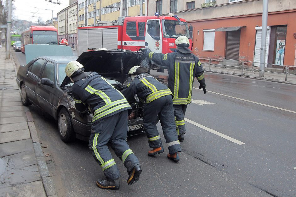 Miesto centre užsiliepsnojo automobilis, žmonės vos spėjo išlipti