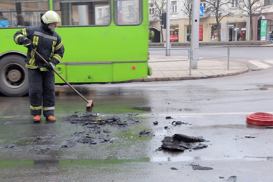 Miesto centre užsiliepsnojo automobilis, žmonės vos spėjo išlipti