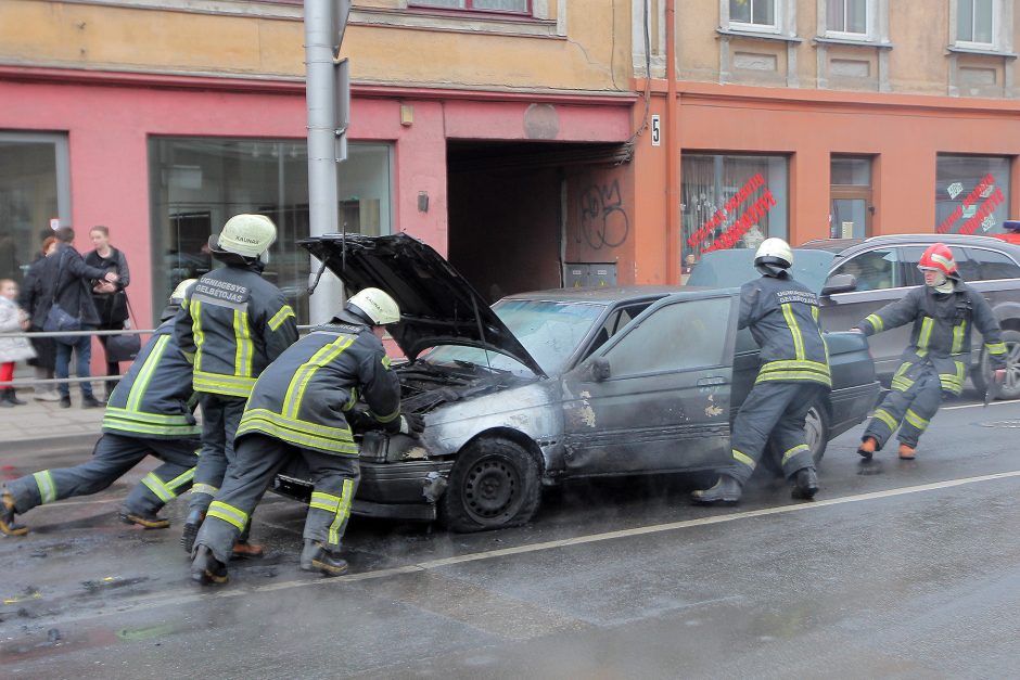 Miesto centre užsiliepsnojo automobilis, žmonės vos spėjo išlipti