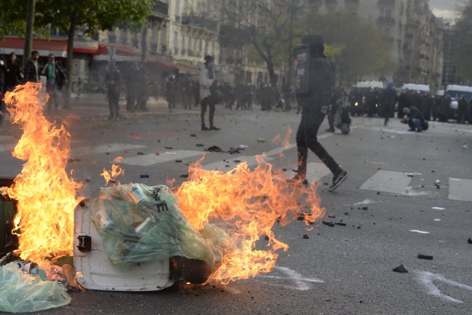 Prancūzijoje per demonstrantų ir policijos susirėmimus nukentėjo 24 pareigūnai