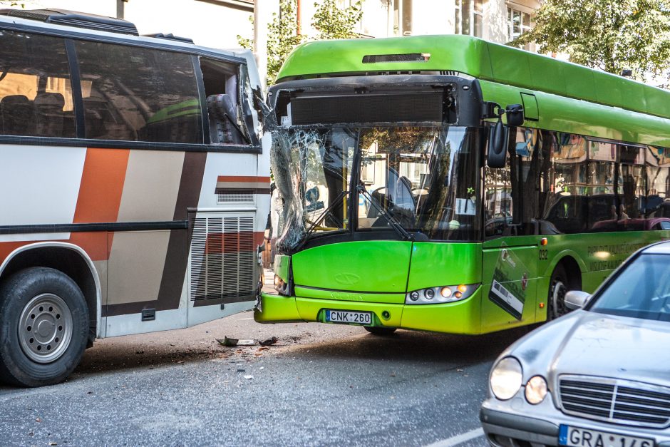 Troleibuso ir autobuso avarijoje – sužaloti keleiviai