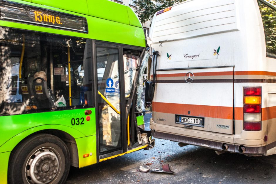 Troleibuso ir autobuso avarijoje – sužaloti keleiviai