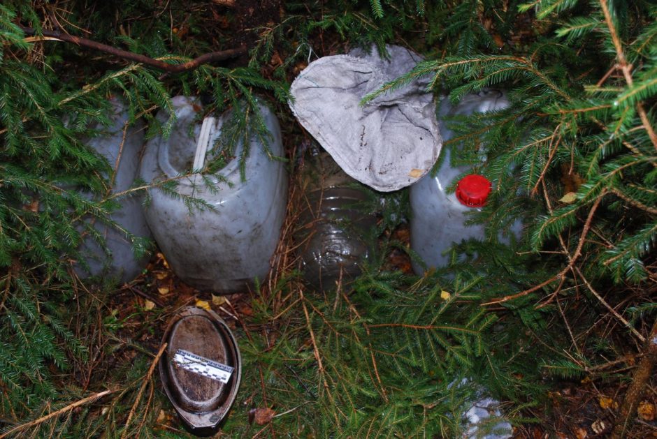 Pasiklydusių vyrų ieškoję policininkai rado naminės degtinės fabrikėlį