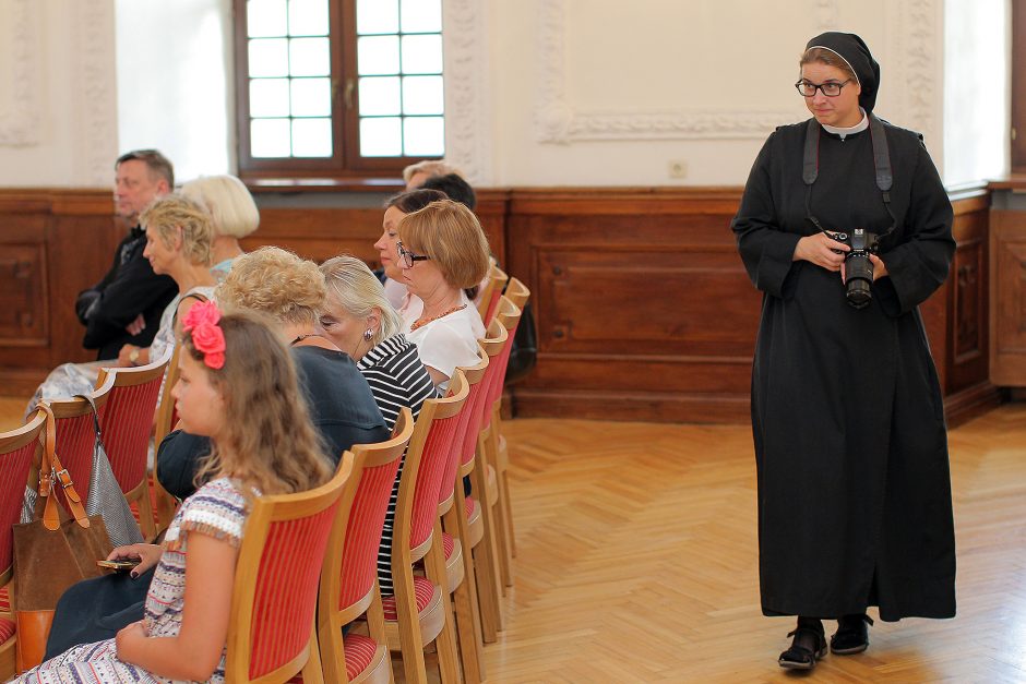 Seserys tiki Dievo ir žmonių gerumu