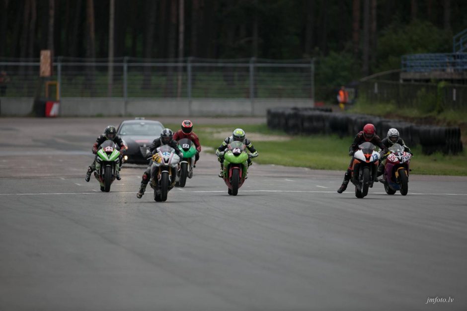 Lietuvos motociklininkų čempionatas įsibėgėja: maratonas keliasi į Estiją