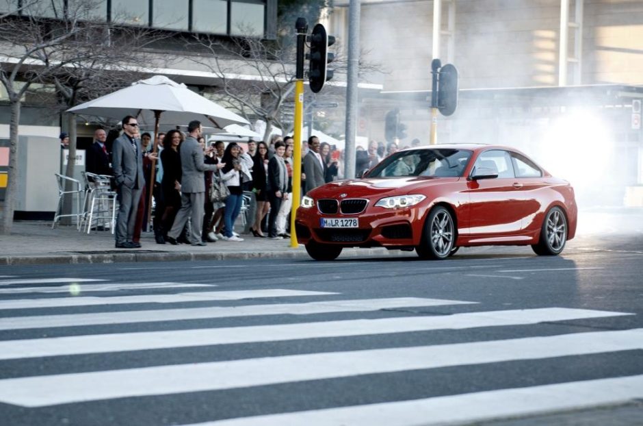 90 sekundžių šoninio slydimo – galingos BMW kupė reklamoje