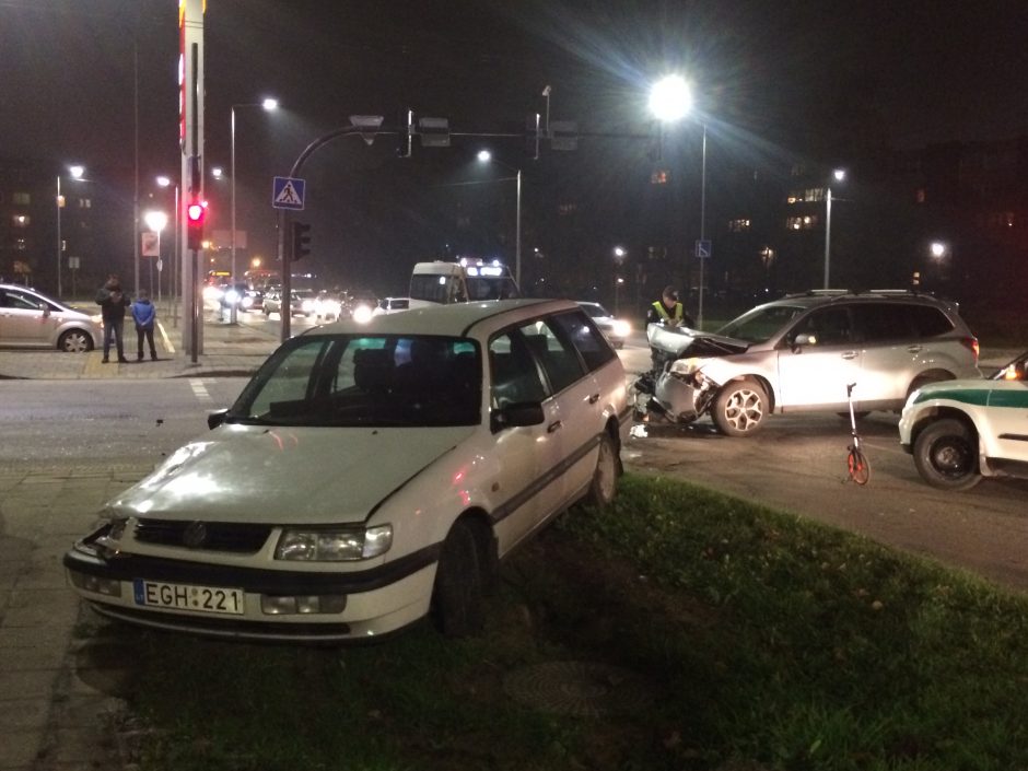 Taikos prospekte susidūrė „Volkswagen“ ir „Subaru“, vienas vairuotojas – ligoninėje