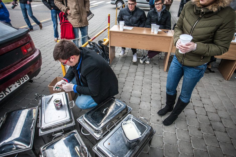 Studentai dalijo kavą ir kirto cepelinus