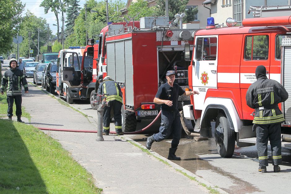 Ugniagesius ant kojų sukėlė gaisras Aleksote