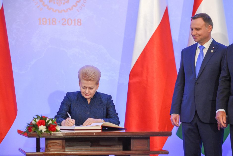 Lenkijos nepriklausomybės 100-mečio iškilmėse D. Grybauskaitė apdovanojo prezidentą