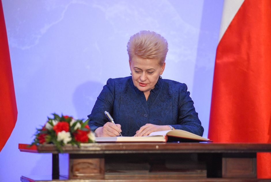 Lenkijos nepriklausomybės 100-mečio iškilmėse D. Grybauskaitė apdovanojo prezidentą