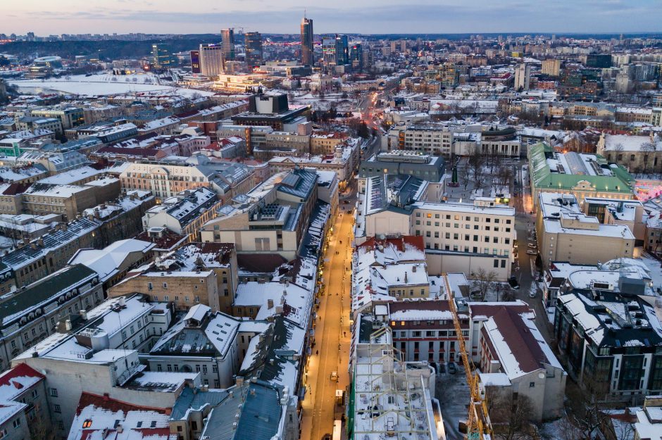 Dar šviežiai sutvarkytoje Vilniaus gatvėje po žiemos išlindo defektai