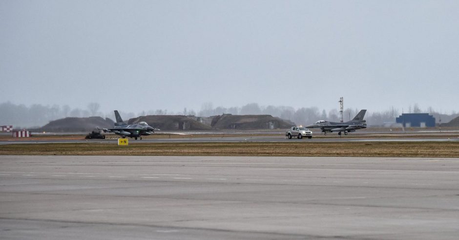 Aviacijos bazėje Šiauliuose nusileido olandų naikintuvai 