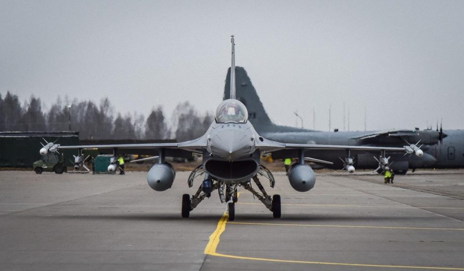 Aviacijos bazėje Šiauliuose nusileido olandų naikintuvai 