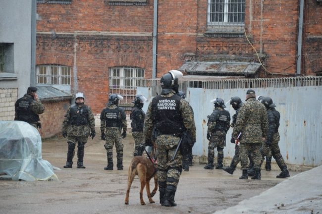 Šiaulių tardymo izoliatoriuje rado ir raugo degtinei gaminti