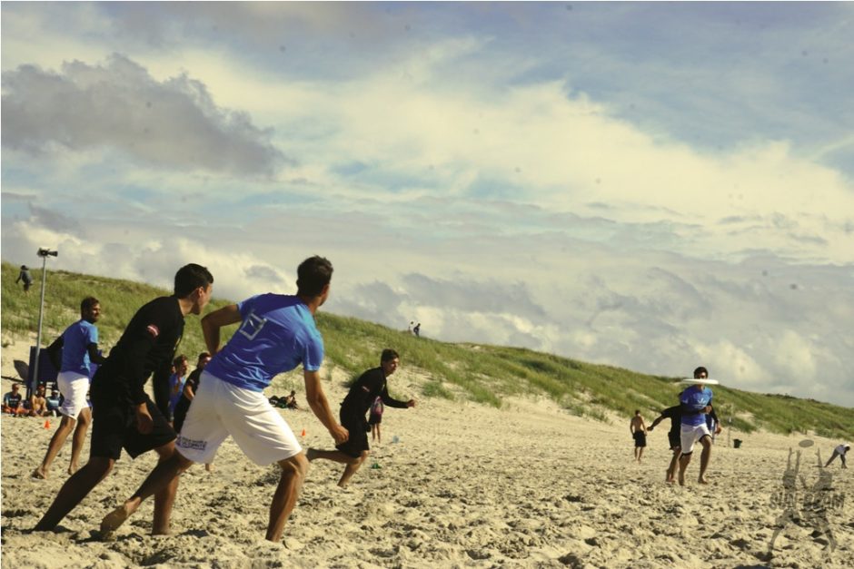 Smiltynę sudrebino paplūdimio lėkščiasvydžio turnyras