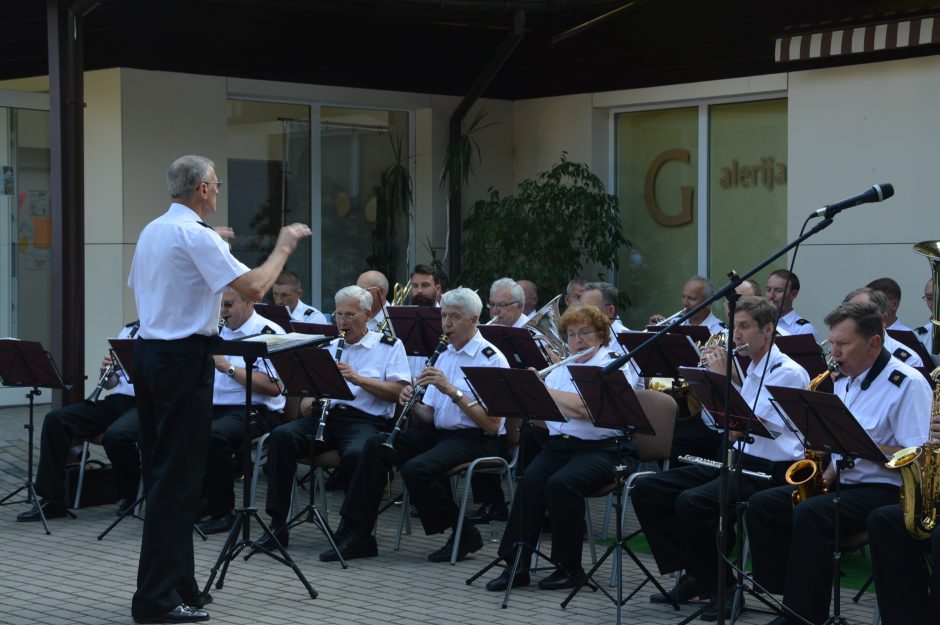 Koncertuos Lietuvos kariuomenės Karinių jūrų pajėgų orkestras