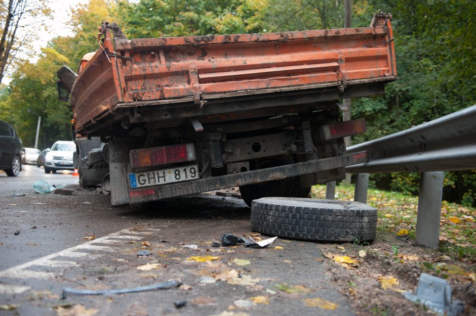 Avarija Panemunėje: į iškvietimą važiavusių pareigūnų mašina – suknežinta