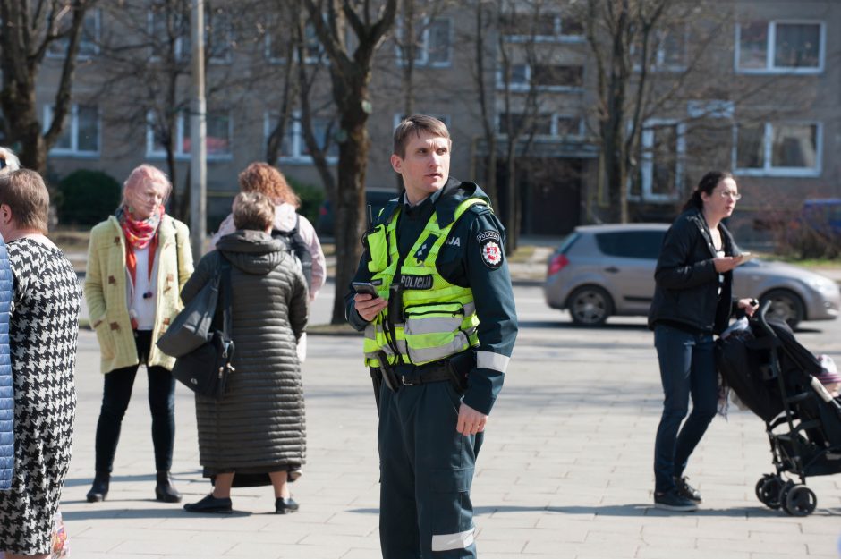 Polikliniką jos vestibiulio taksofonu „užminavęs“ įtariamasis sulaikytas netoliese