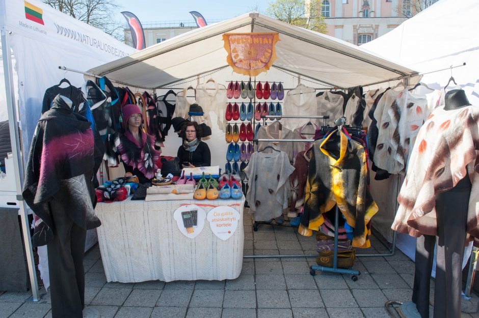 Pavasarinėje Kauno mugėje – dirbinių, siuvinių, skanėstų ir želdinių puokštė