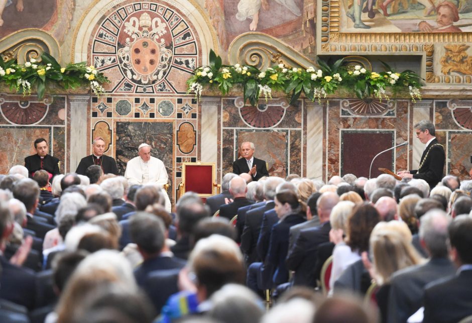 Prezidentė Vatikane dalyvavo popiežiaus apdovanojimo iškilmėse