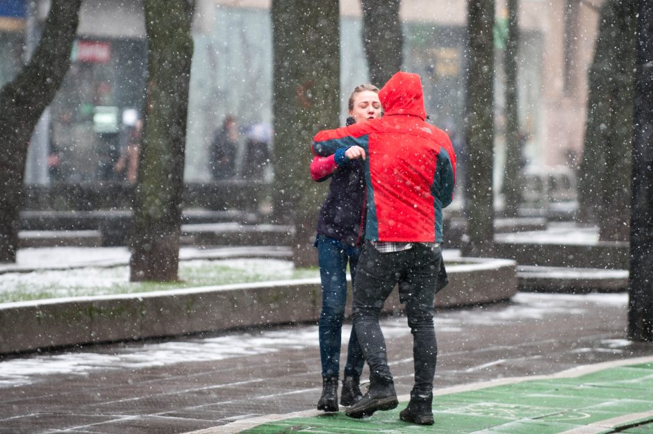 Kauniečiai stojo ginti mušamą moterį 