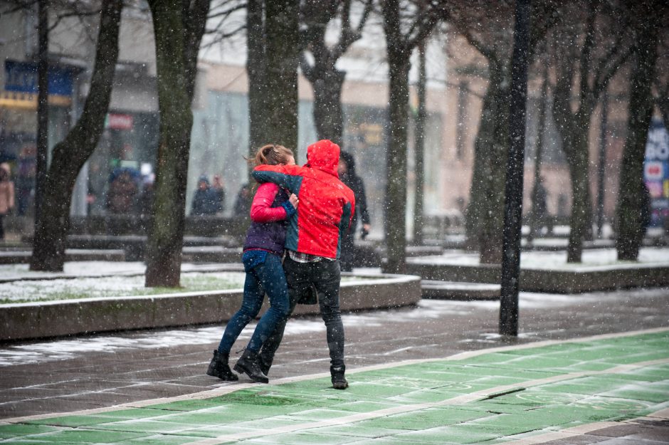 Kauniečiai stojo ginti mušamą moterį 