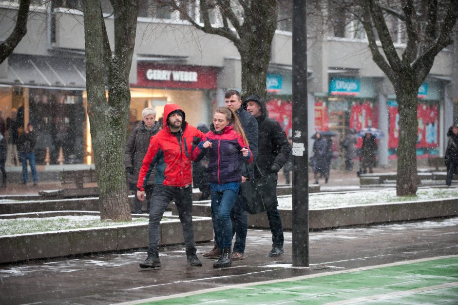 Kauniečiai stojo ginti mušamą moterį 