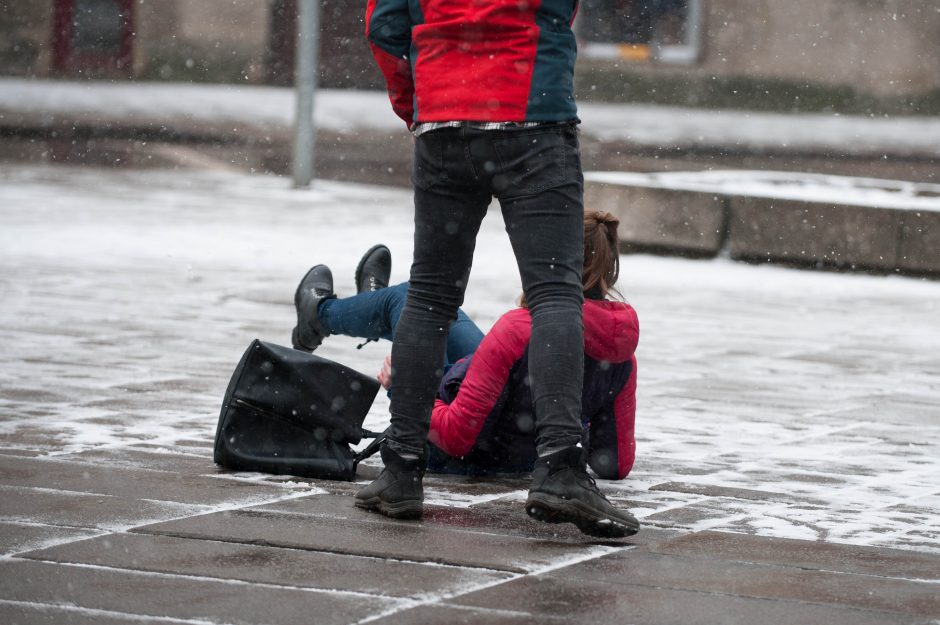 Kauniečiai stojo ginti mušamą moterį 