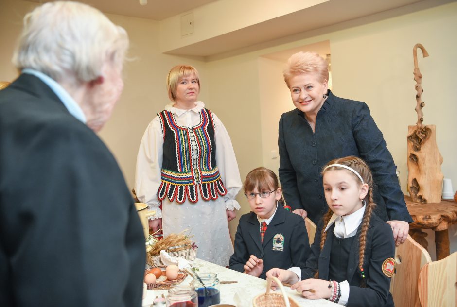 Prezidentė mokėsi pinti krepšį ir dažyti margučius