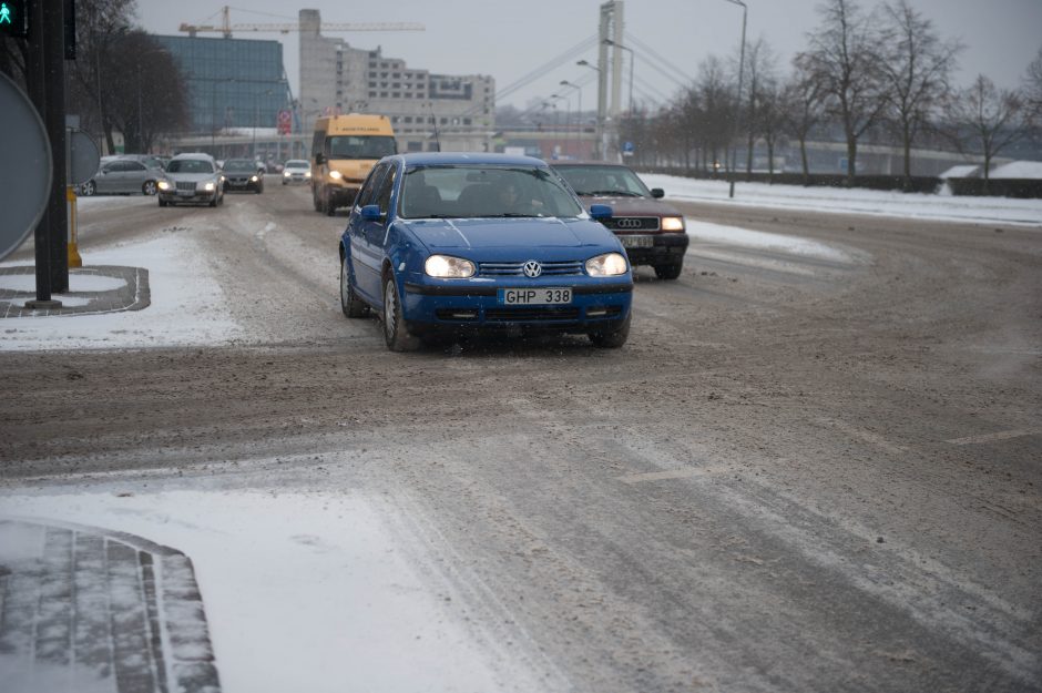 Sniegas Kaune sukėlė vairuotojų pyktį: ar bent viena gatvė nuvalyta?