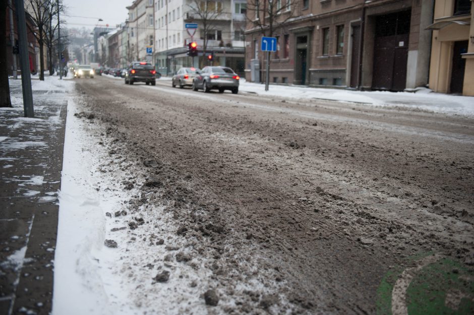 Sniegas Kaune sukėlė vairuotojų pyktį: ar bent viena gatvė nuvalyta?