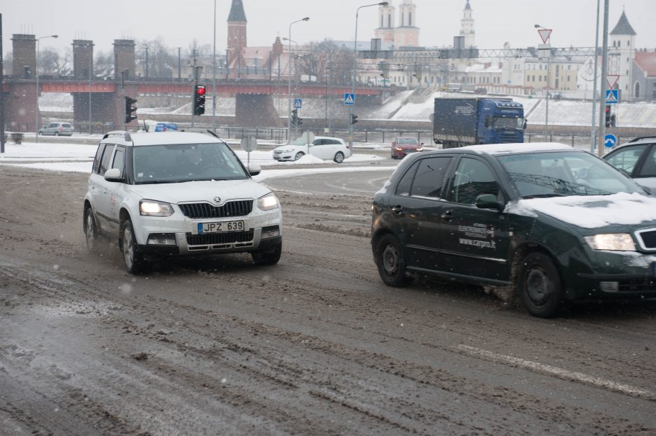 Sniegas Kaune sukėlė vairuotojų pyktį: ar bent viena gatvė nuvalyta?