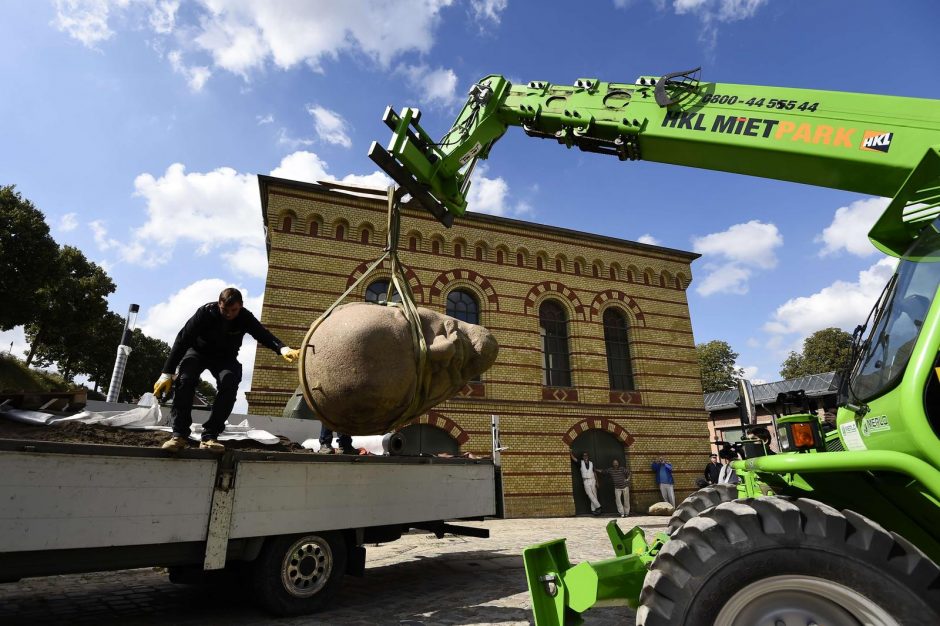 Berlyne eksponuojama atkasta Lenino statulos galva