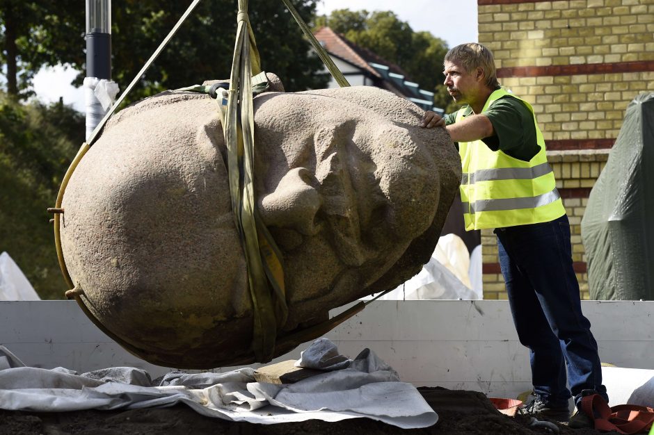Berlyne eksponuojama atkasta Lenino statulos galva