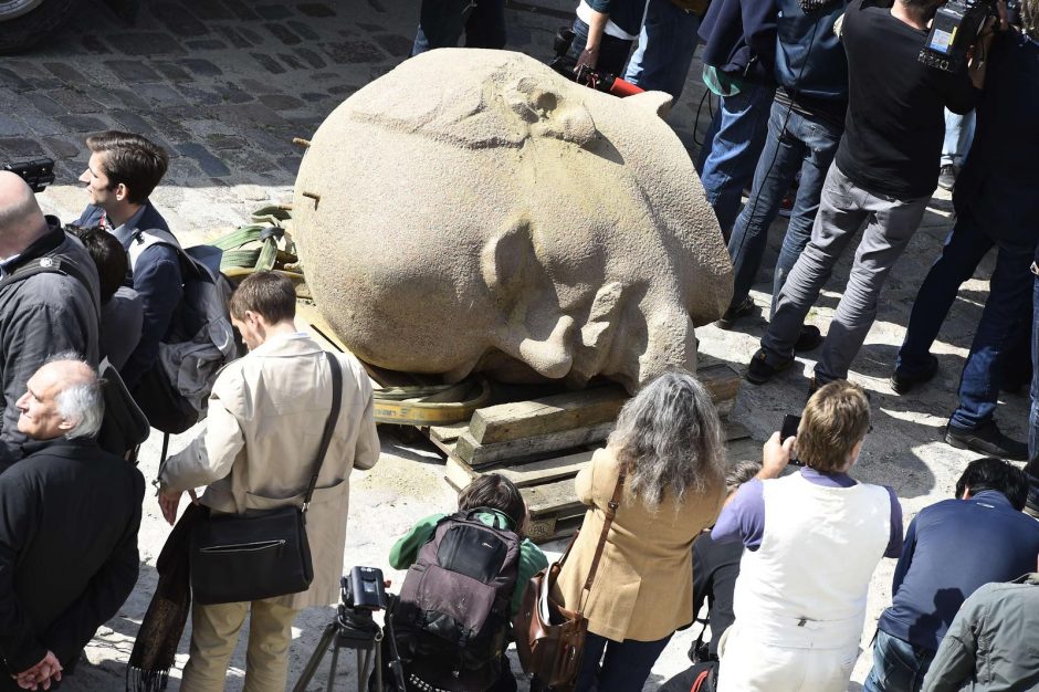 Berlyne eksponuojama atkasta Lenino statulos galva