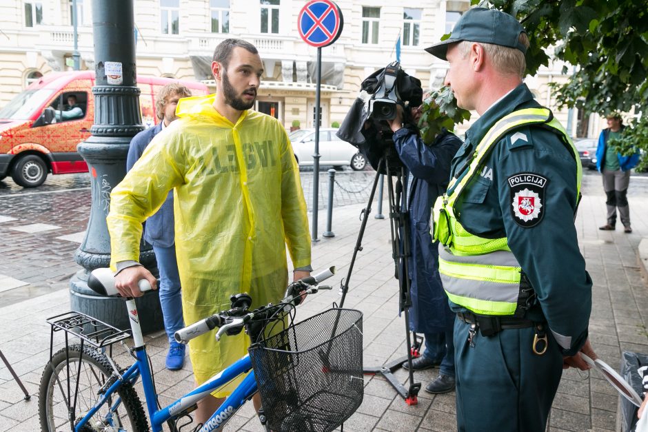 Policijos dėmesio sulaukė per perėjas važiuojantys dviratininkai