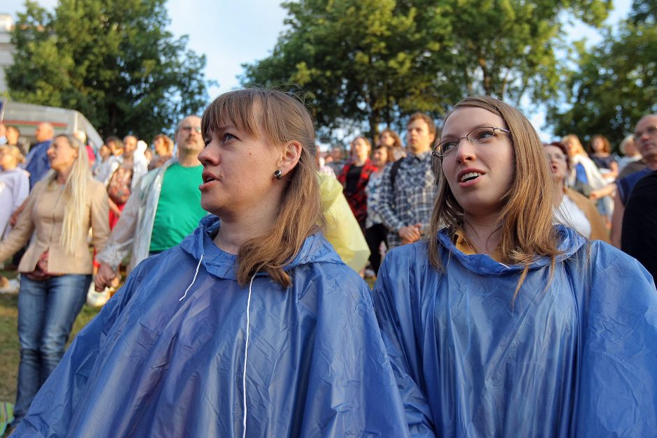 Himną giedojo tūkstantinis kauniečių choras