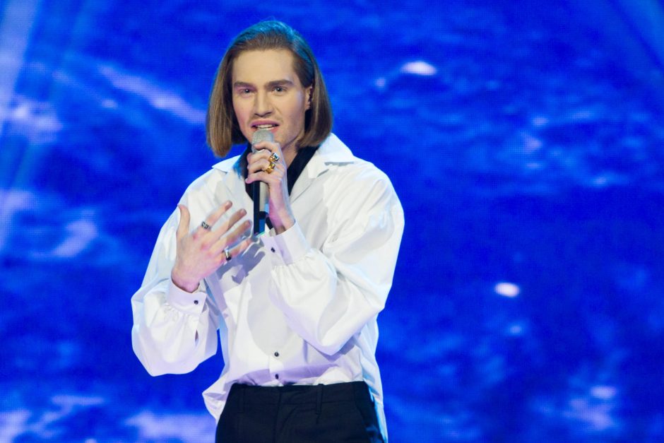 Nesėkmingas triukas: „Eurovizijos“ scenoje Sasha Song apdegė ranką