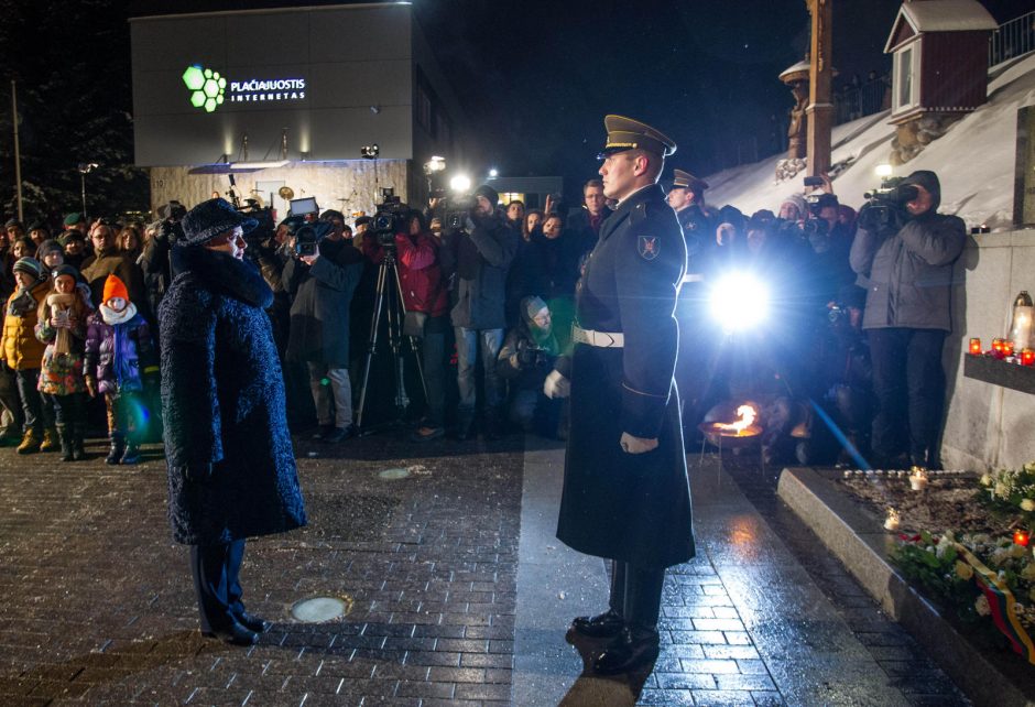 Lietuvoje liepsnojo atminimo laužai, prie Seimo – V. Landsbergio kalba 