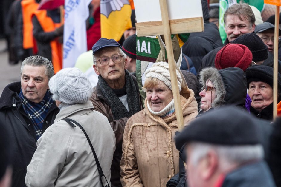 Prie Seimo tūkstantinė minia reikalavo didesnių algų ir pensijų