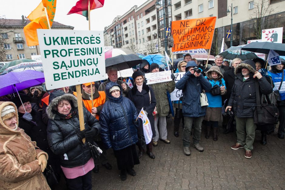 Prie Seimo tūkstantinė minia reikalavo didesnių algų ir pensijų