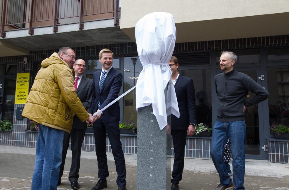 Vilniuje atidengta skulptūra legendiniam „bitlui“ J. Lennonui