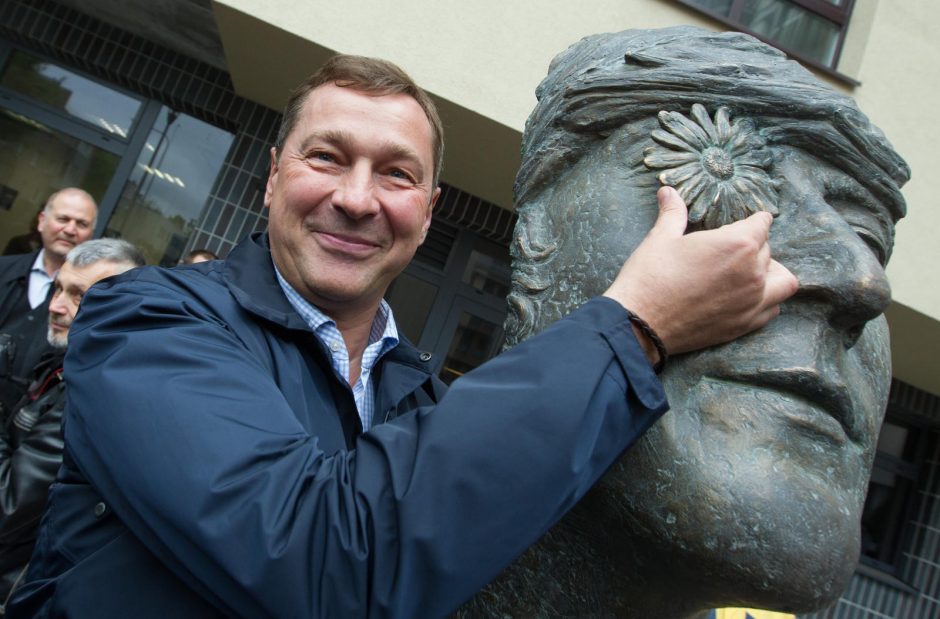 Vilniuje atidengta skulptūra legendiniam „bitlui“ J. Lennonui