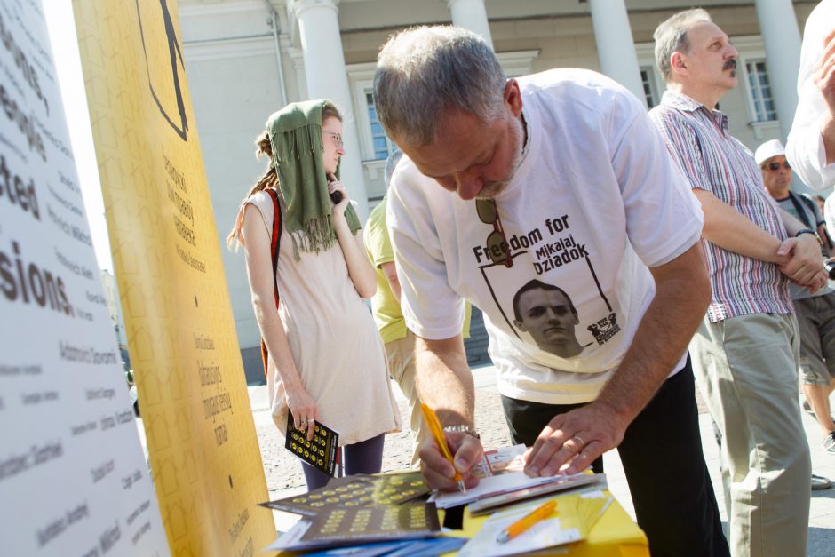 Protestuotojai ragino Baltarusiją paleisti politinius kalinius