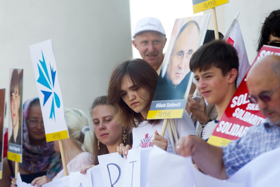 Protestuotojai ragino Baltarusiją paleisti politinius kalinius