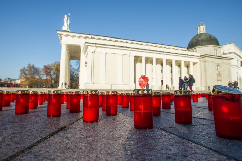 Katedros aikštėje sužibo žvakutės už donorus